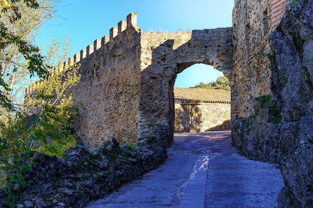 Mur de pierre médiéval avec porte voûtée. Buitrago de Lozoya Madrid.