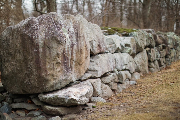 Un mur de pierre avec un panneau qui dit "le mot rock" dessus