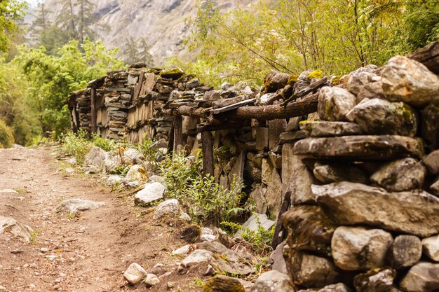 Mur de pierre de prière sur la route dans l'Himalaya