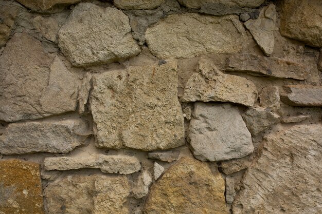 Mur de pierre sauvage. Photo en gros plan