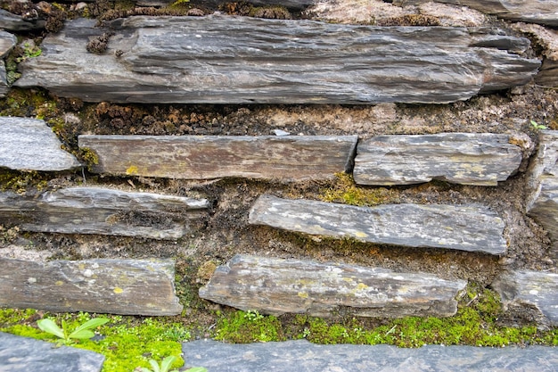 Mur de pierre avec de vieilles briques de l'ancien château