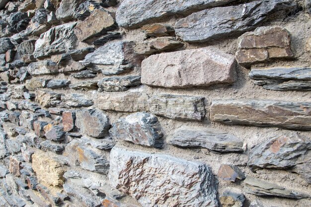Mur de pierre avec de vieilles briques de l'ancien château