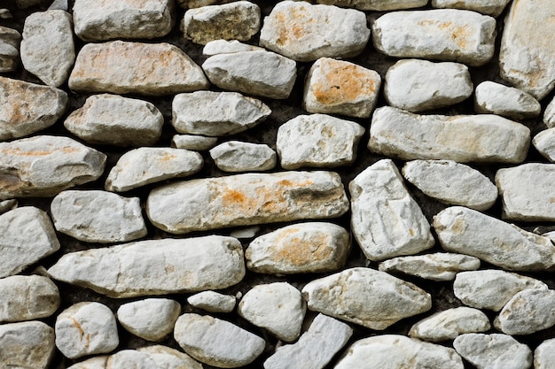 un mur de pierres avec un motif de différentes couleurs
