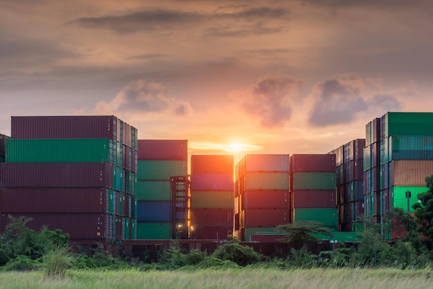 Mur de pile de conteneurs de fret au coucher du soleil