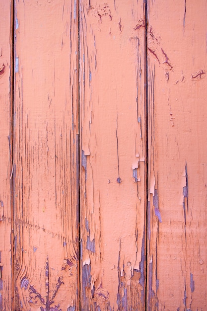 Mur de planches de bois peint avec de la peinture brun rougeâtre. La peinture est craquelée et s'écaille. Contexte pour la conception.