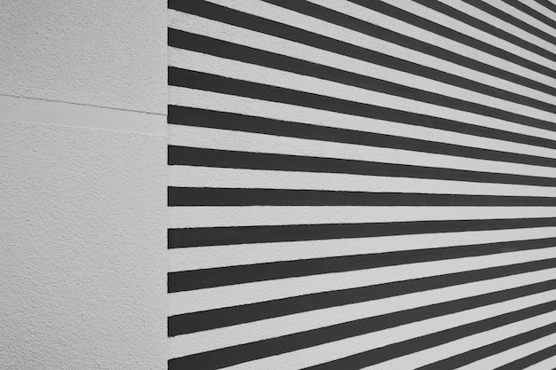 Mur de plâtre de stuc de fond rayé blanc et noir de texture