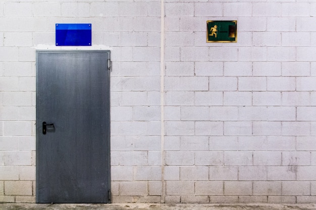 Mur et porte en briques blanches