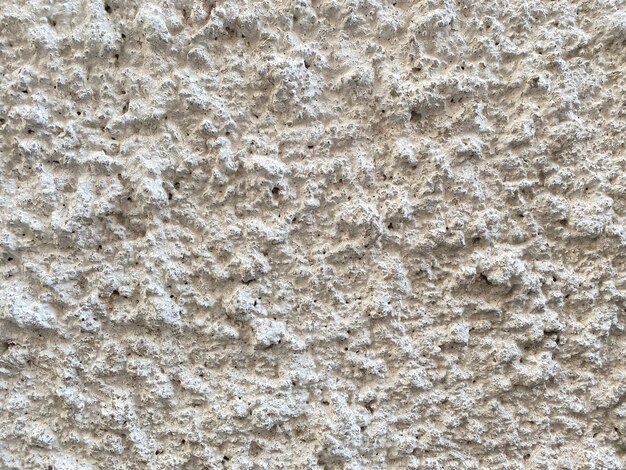 Photo un mur qui a beaucoup de texture et quelques petites taches noires dessus.