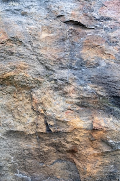 Mur de roche multicolore Surface texturée en pierre libre à l'extérieur