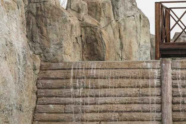 mur de rondins sur l'eau