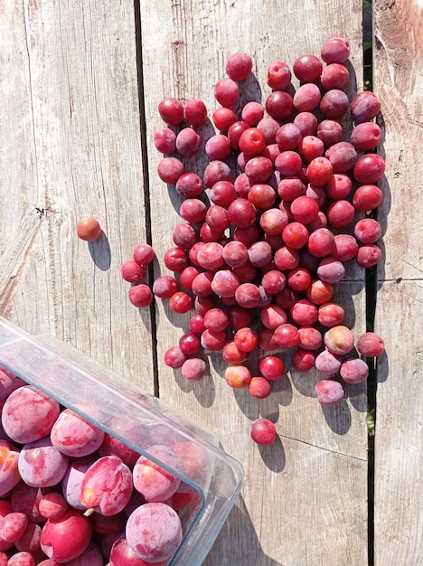 mûr, rouge, délicieux, juteux, baies, prunes, sur un vieux, en bois, table, nature, aliments frais, en bonne santé