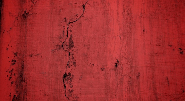 Un mur rouge avec une fissure