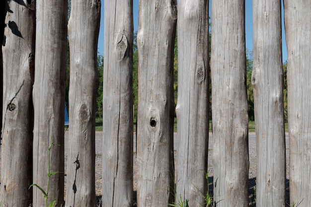 Mur rustique de rondins de bois disposés verticalement