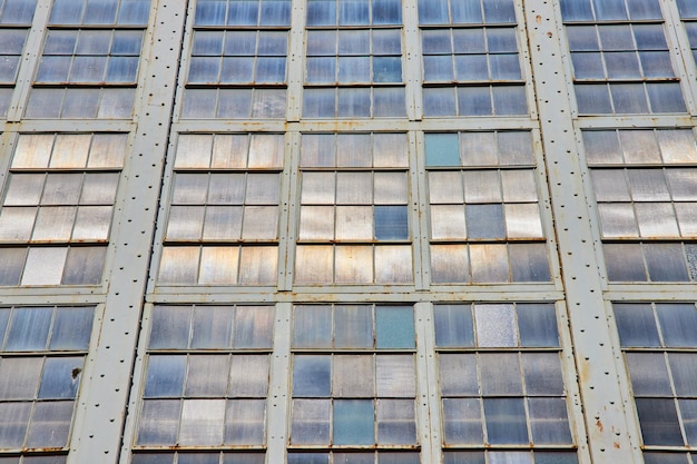 Mur sans fin de petites fenêtres industrielles dans différentes nuances