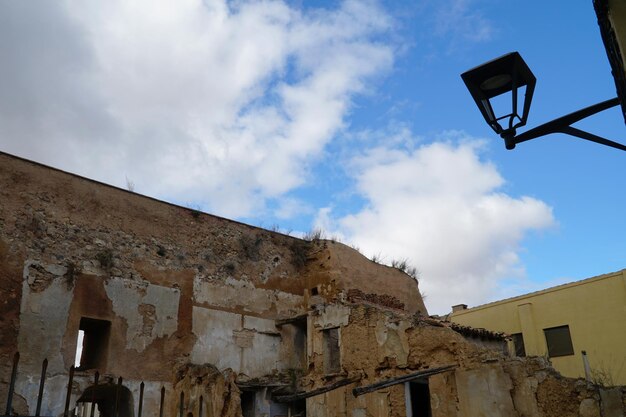 Mur de silhouette de maison en ruine de réverbère