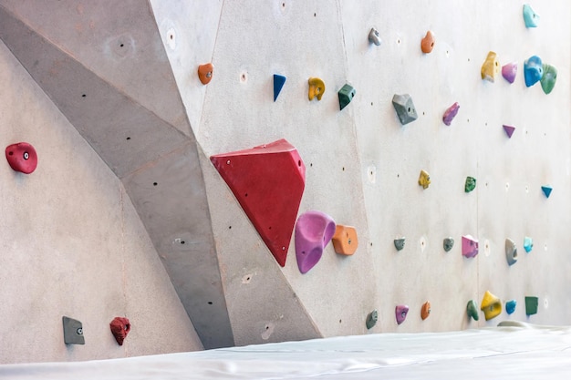 Mur de simulation d'escalade en salle pour l'entraînement à l'alpinisme ou à l'alpinisme, concept d'activité sportive