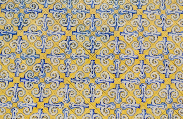 Mur de tuiles à motifs de couleurs jaunes et bleus vifs à l'extérieur de Valence Espagne