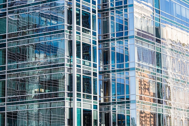 Mur de verre de bloc de bureau reflétant la lumière du soleil au centre-ville