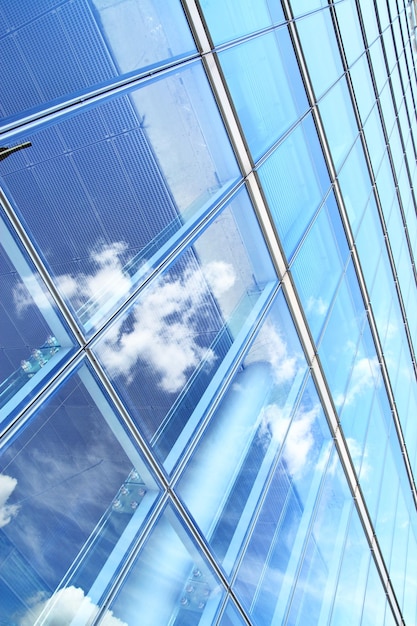 Le mur de verre de l'immeuble de bureaux et la réflexion du ciel peuvent être utilisés comme arrière-plan