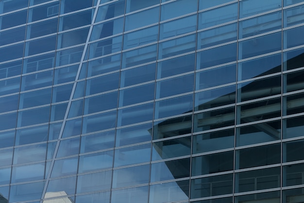 mur de verre de l&#39;immeuble de bureaux