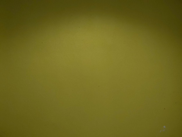 Un mur vert avec une lumière dessus et une lumière sur le mur.