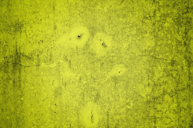 Mur vert avec un trou dedans qui dit "armes à feu"