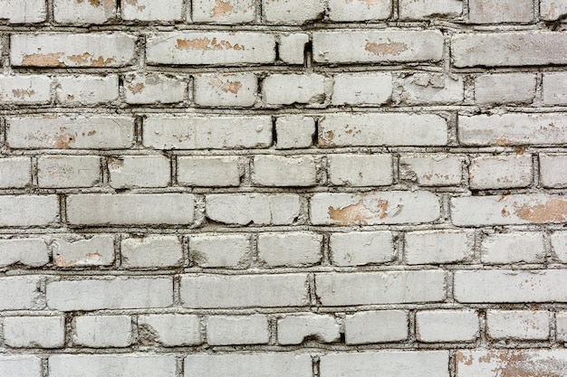 Mur de vieilles briques blanches avec du mortier de ciment