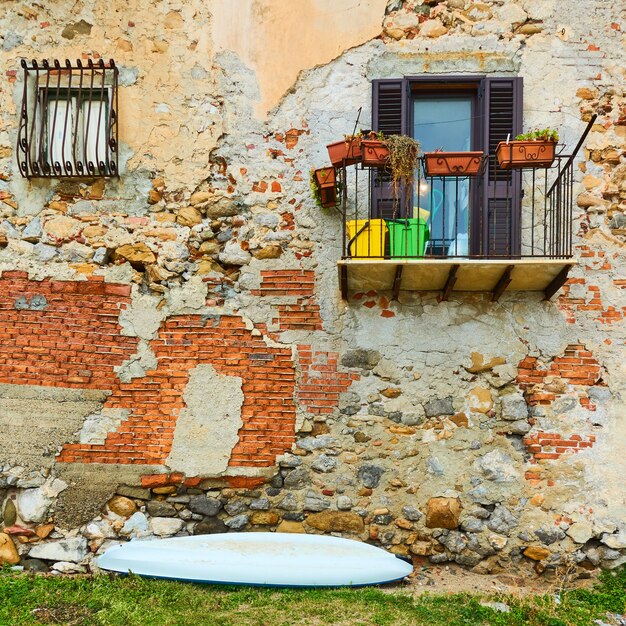 Mur de vieux bâtiment au bord de la mer et petit bateau n Cefalu, Sicile, Italie