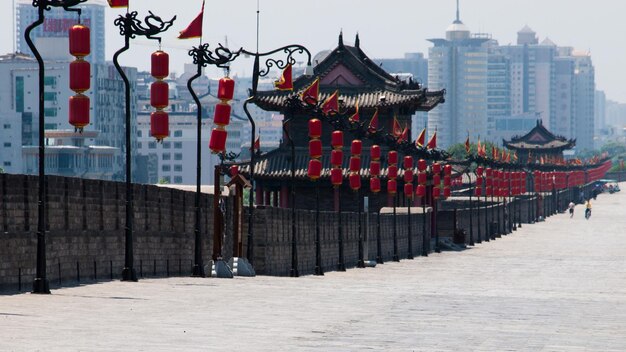 Mur de la ville antique de Xian avec des pagodes.