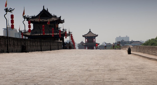 Mur de la ville antique de Xian avec des pagodes.