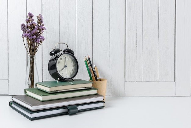 Mur vintage en bois blanc. retour à l&#39;école con