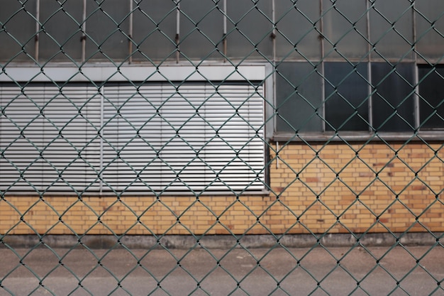 Le mur vu à travers la clôture en chaîne