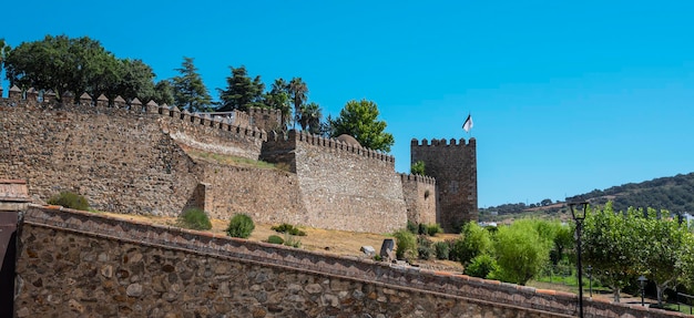 Photo murallas almenadas y antigua fortaleza alcazaba de los caballeros templarios en la villa de jerez de los caballeros espagne la ville de jerez est située dans le nord-est de l'espagne.