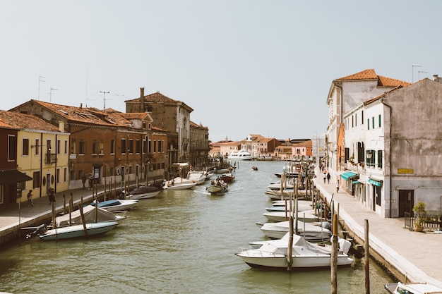 Murano, Venise, Italie - 2 juillet 2018 : La vue panoramique de l'île de Murano est une série d'îles reliées par des ponts dans la lagune de Venise, dans le nord de l'Italie. Journée ensoleillée d'été et ciel bleu