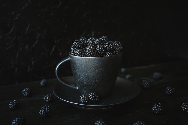 Mûres, baies fraîches, fond noir, nourriture végétarienne