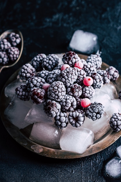 Mûres congelées sur une assiette avec de la glace