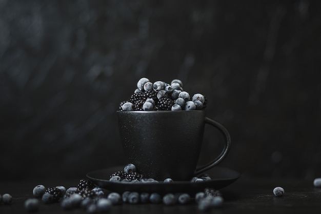 Mûres, myrtilles, baies fraîches, fond noir, nourriture végétarienne