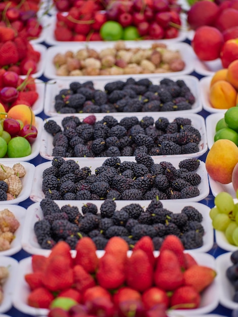 Mûres noires fraîches sur le marché