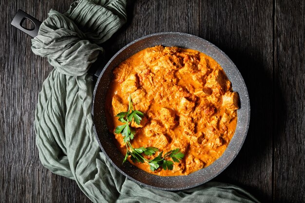 Murgh makhani curry de poulet à la sauce tomate