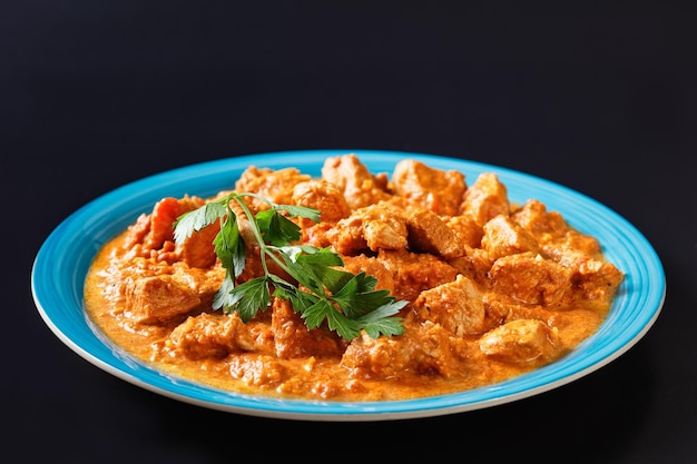 Murgh makhani curry de poulet à la sauce tomate