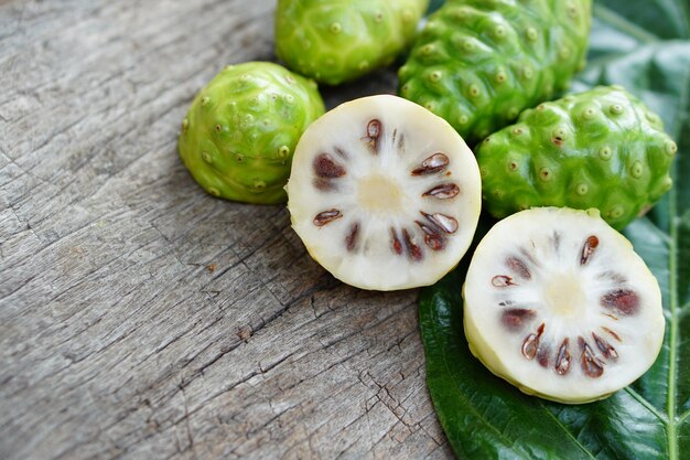 Le mûrier indien est utilisé comme laxatif pour soigner la maladie débilitante et en extraire la couleur