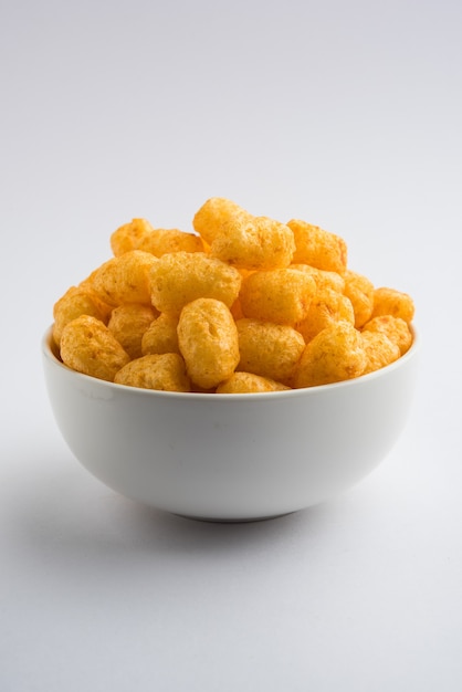 Murmura ou Corn Puffs servis dans un bol sur fond de mauvaise humeur, mise au point sélective