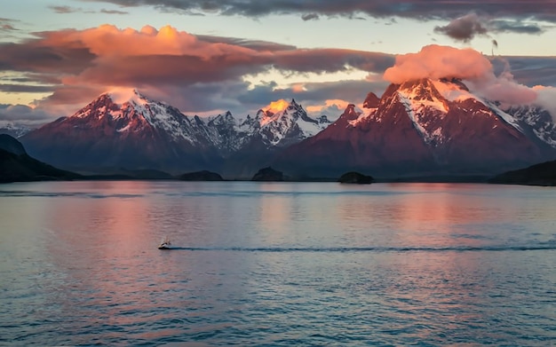 Photo les murmures de l'océan, les échos des montagnes