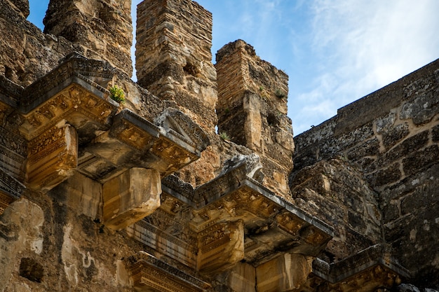 Les murs de l'ancien amphithéâtre.