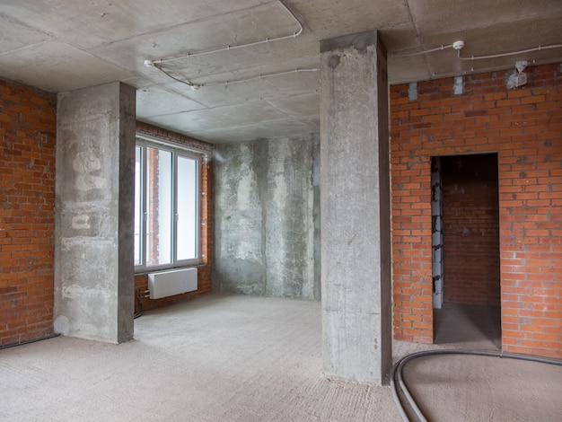 Murs de béton et de briques dans l&#39;appartement pour réparation