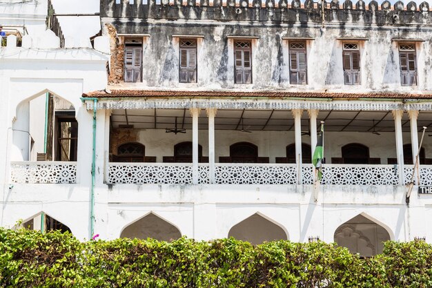 Murs blancs d'un bâtiment historique colonial à Stone Town Zanzibar Tanzanie