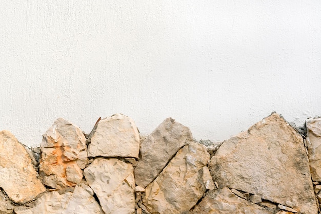 Les murs blancs sont décorés de pierre