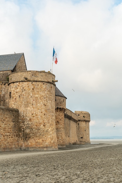 Murs de la célèbre Abbaye du Mont Saint-Michel à marée basse dans le département de la Manche, Normandie, France