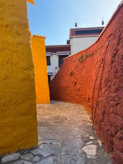 Photo des murs colorés à la lamaserie de wudangzhao en mongolie intérieure, en chine