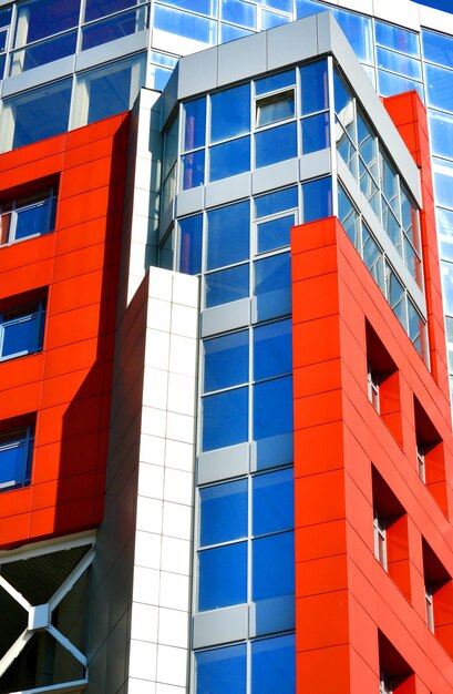 Photo murs de couleur bleu rouge d'un bâtiment moderne partie de la façade du bâtiment dans le style